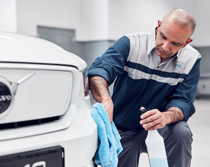 Appearance Protection man cleaning the outside of a volvo